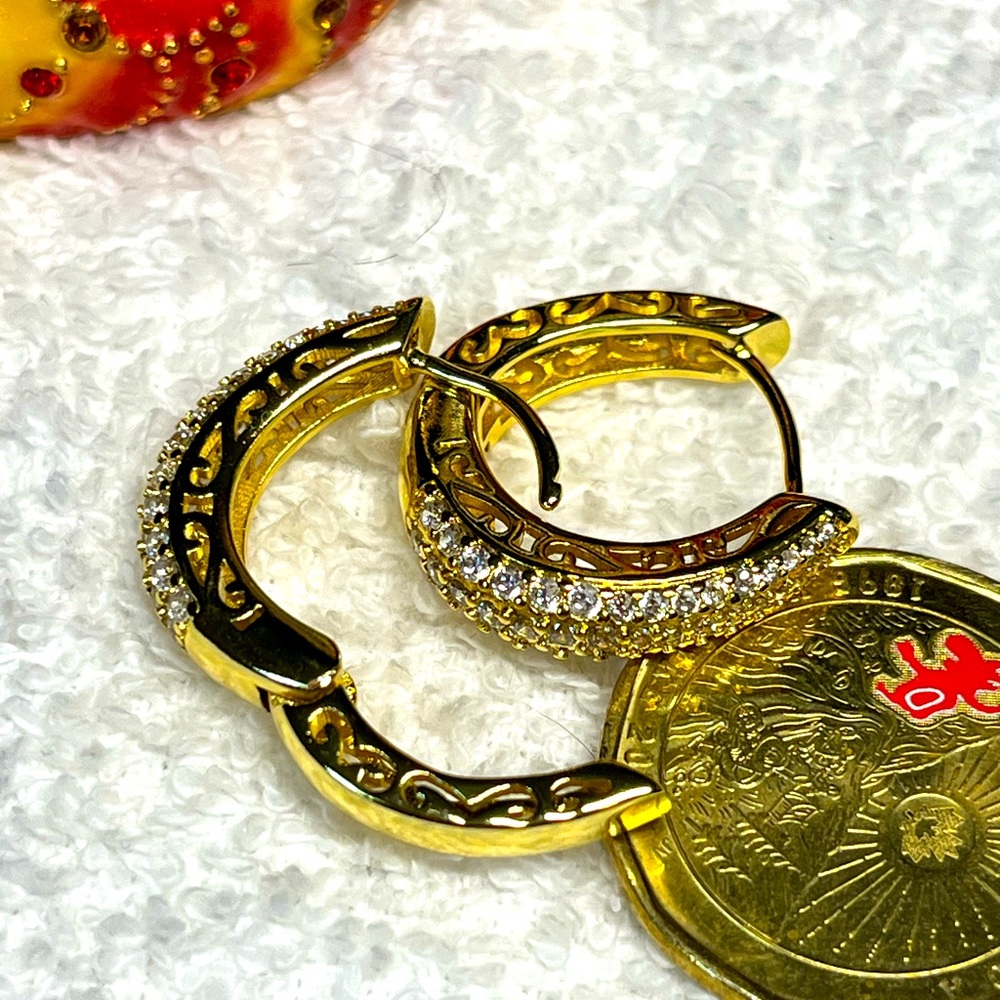 🤩🌈beautiful hoop earring that are engraved /ornate European look